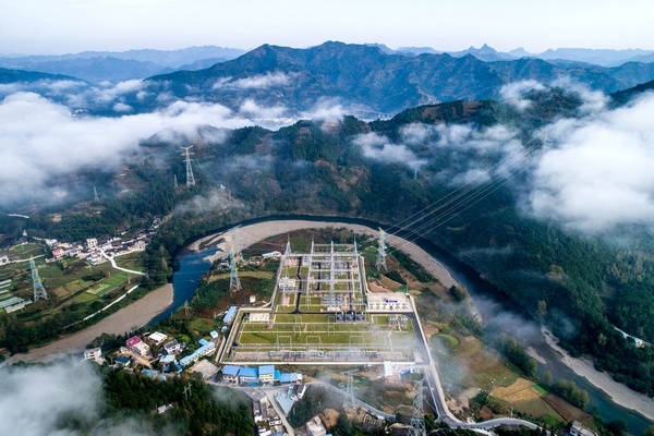 南方电网首座500千伏数字化GIS变电站——贵州电网铜仁供电局500千伏碧江变建成投运。陈涛摄 南方电网首座500千伏数字化GIS变电站——贵州电网铜仁供电局500千伏碧江变建成投运。陈涛摄