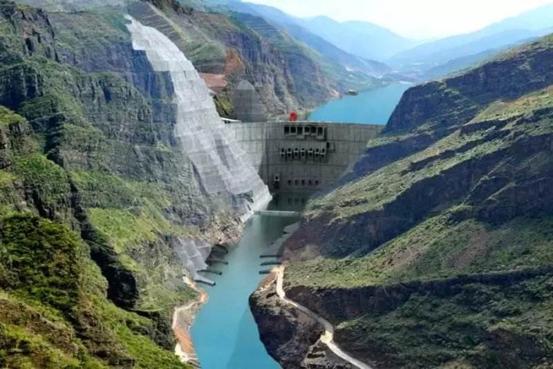 白鹤滩右岸电站第二台百万千瓦机组转子吊装成功